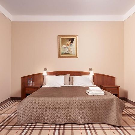 Hotel Anton By Dns Pruszkow Bagian luar foto