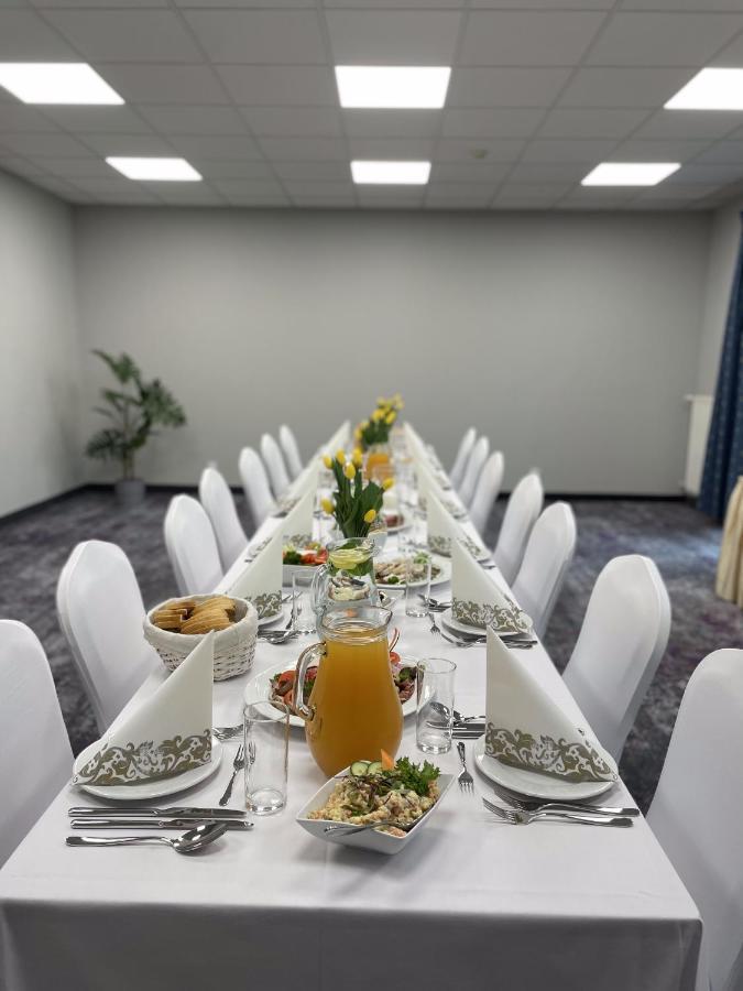 Hotel Anton By Dns Pruszkow Bagian luar foto