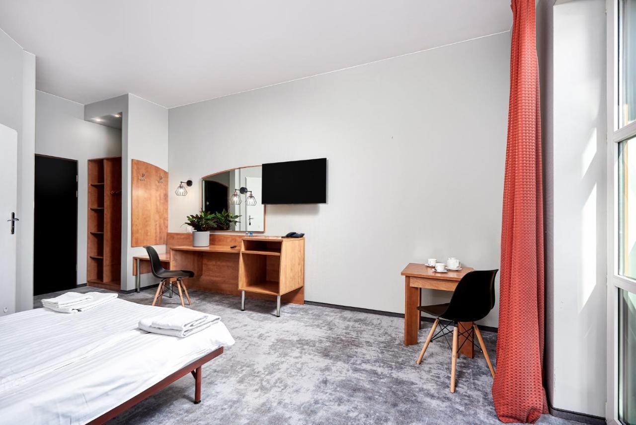 Hotel Anton By Dns Pruszkow Bagian luar foto