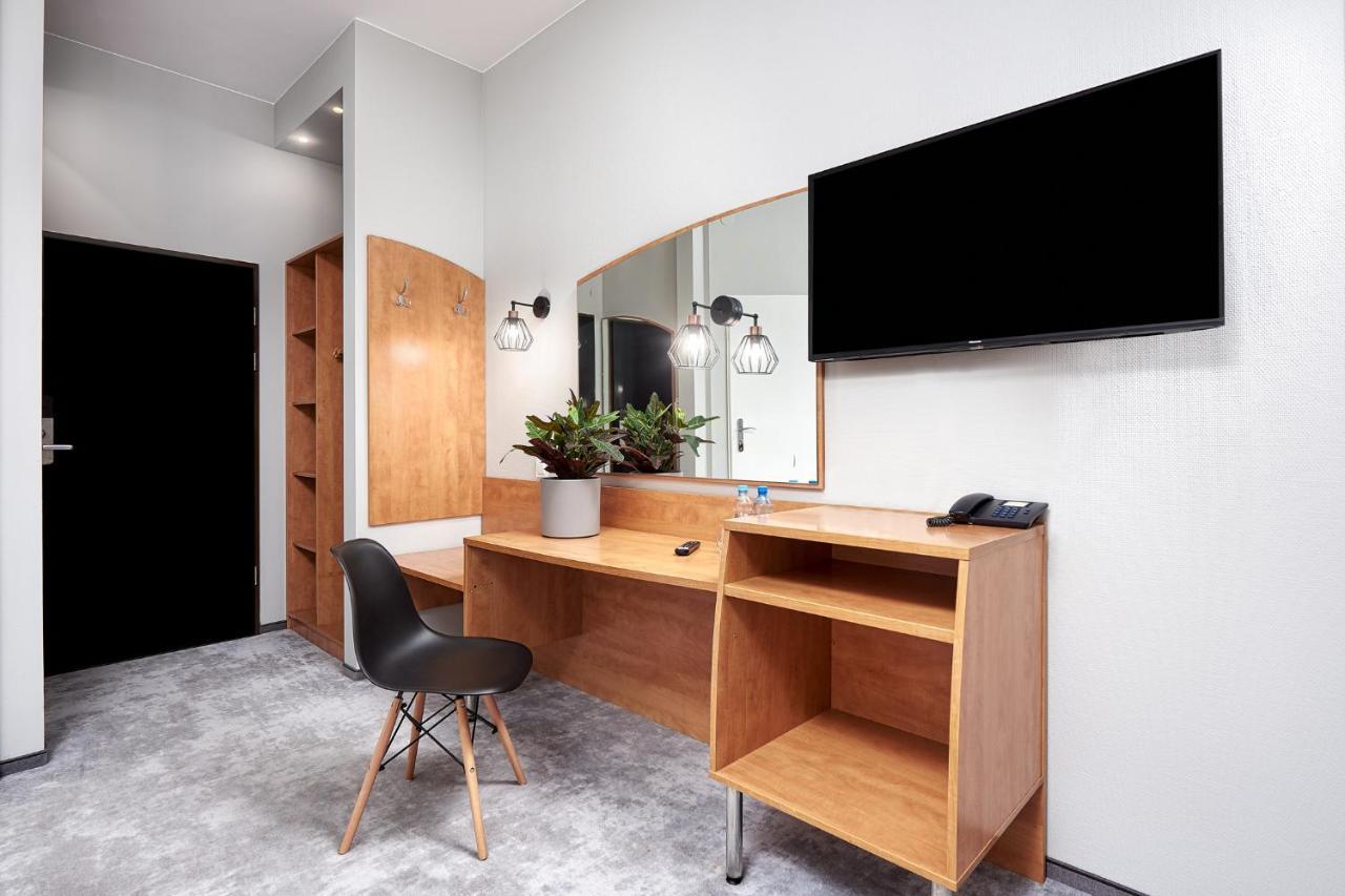 Hotel Anton By Dns Pruszkow Bagian luar foto