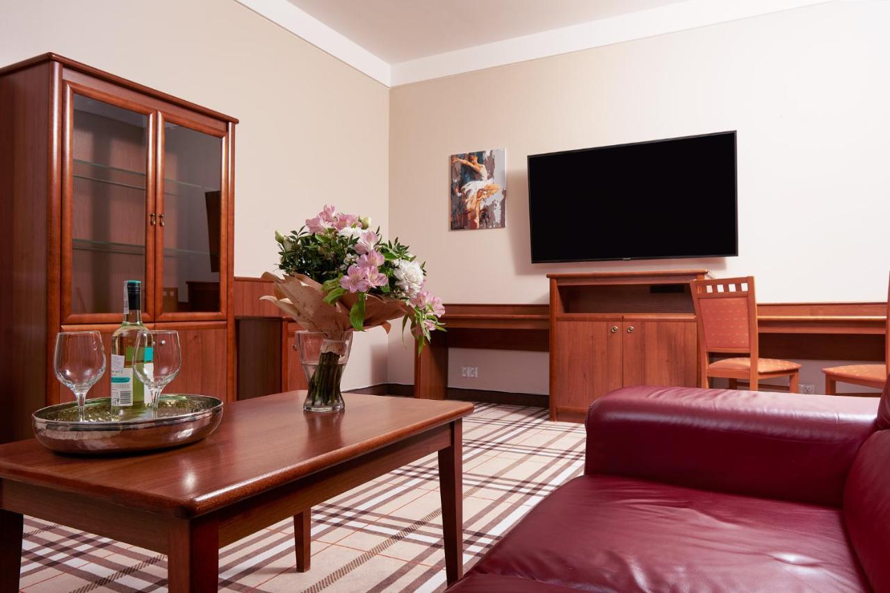 Hotel Anton By Dns Pruszkow Bagian luar foto