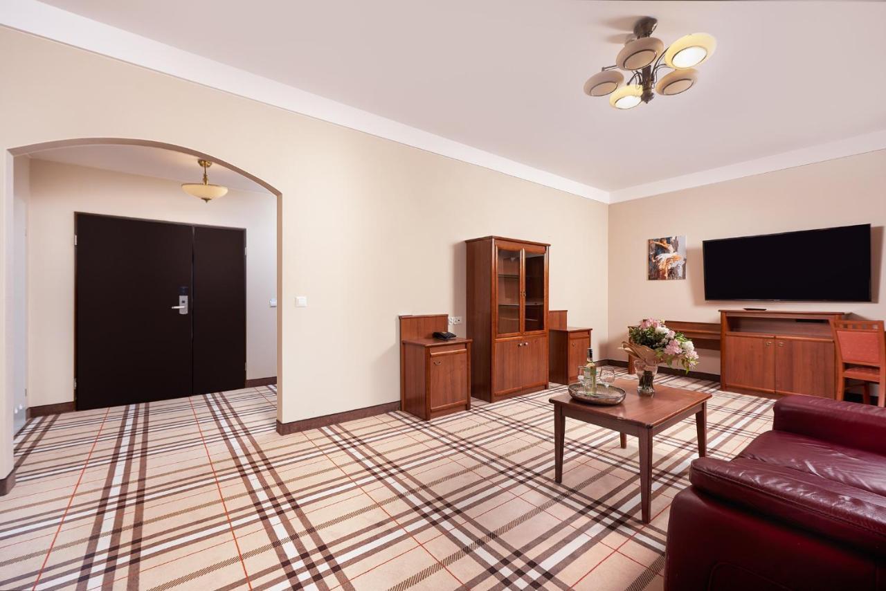 Hotel Anton By Dns Pruszkow Bagian luar foto