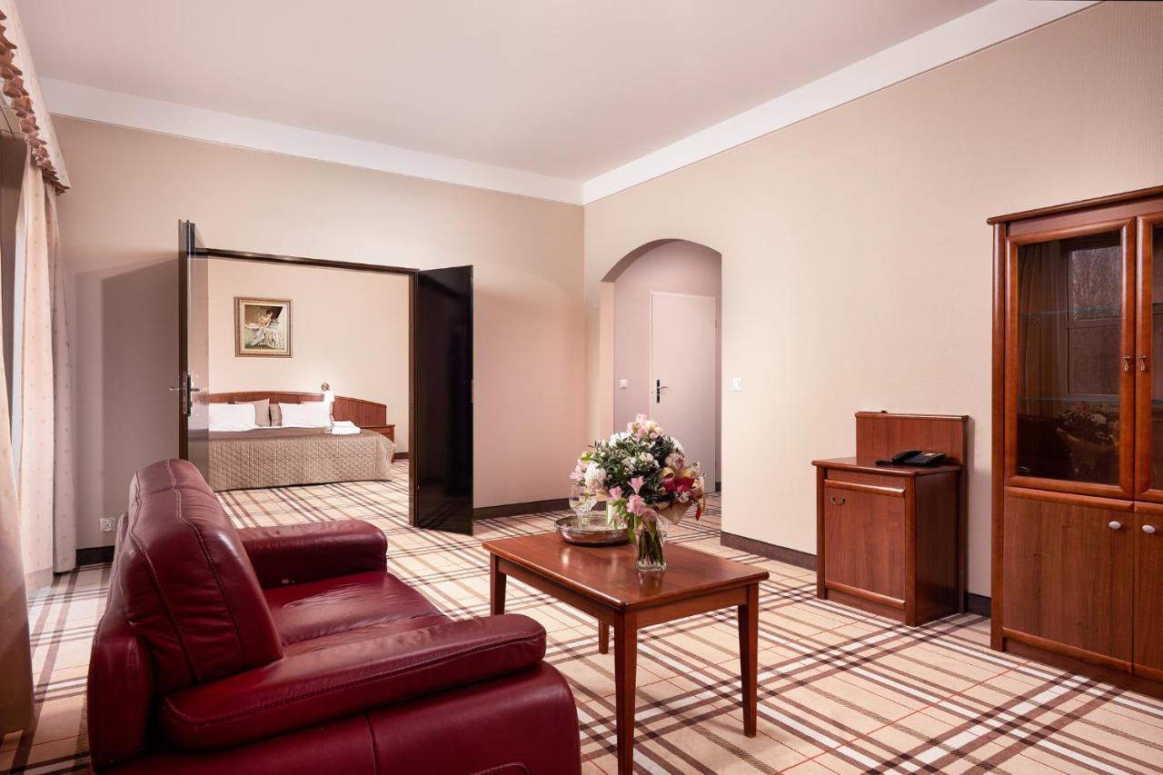 Hotel Anton By Dns Pruszkow Bagian luar foto