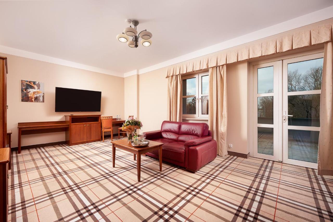 Hotel Anton By Dns Pruszkow Bagian luar foto